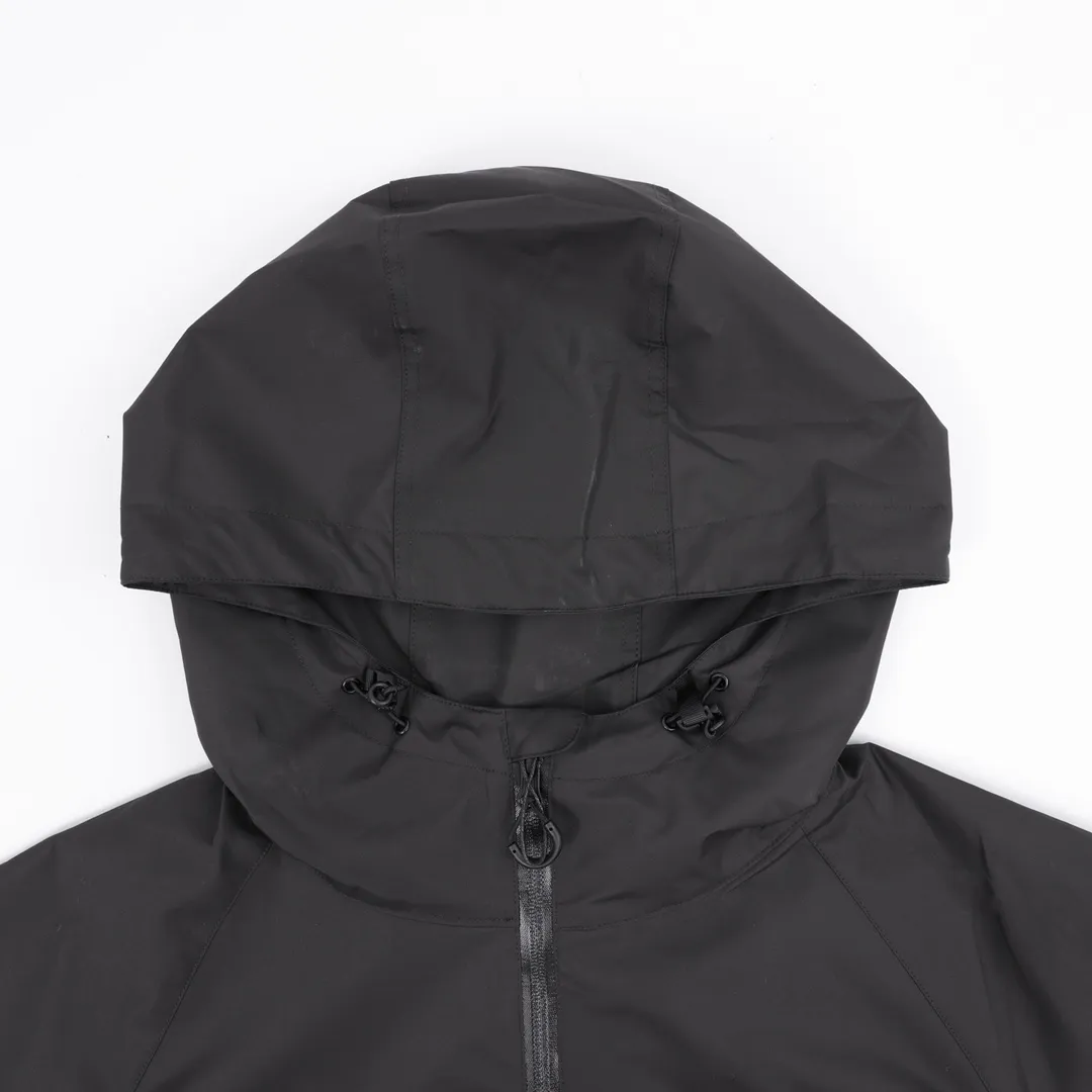 🅿️820 Stone Island/Stone Island outdoor multi-pocket zipper jacket. In order to restore all the texture of ZP, this year the team spent several months and finally shipped it. All excipients are restored to ZP! Highly permeable laminated fabric Gore-tex imitates water-breathable film, which feels better and more comfortable. The fabric has certain waterproof, windproof and UV-proof effects. It is one of the must-choose jacket fabrics in Stone Island. It is light and thin, which is the characteristic of the fabric. It is functional and sporty. There are two pockets on the chest. The arms have the logo embroidery of the Stone Island navigation compass badge. The zipper pocket on the back can be folded to pack the entire garment. It is a must-have item for outdoor travel! size：XS-L